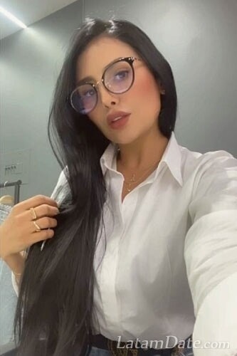 Alondra Camila, 33