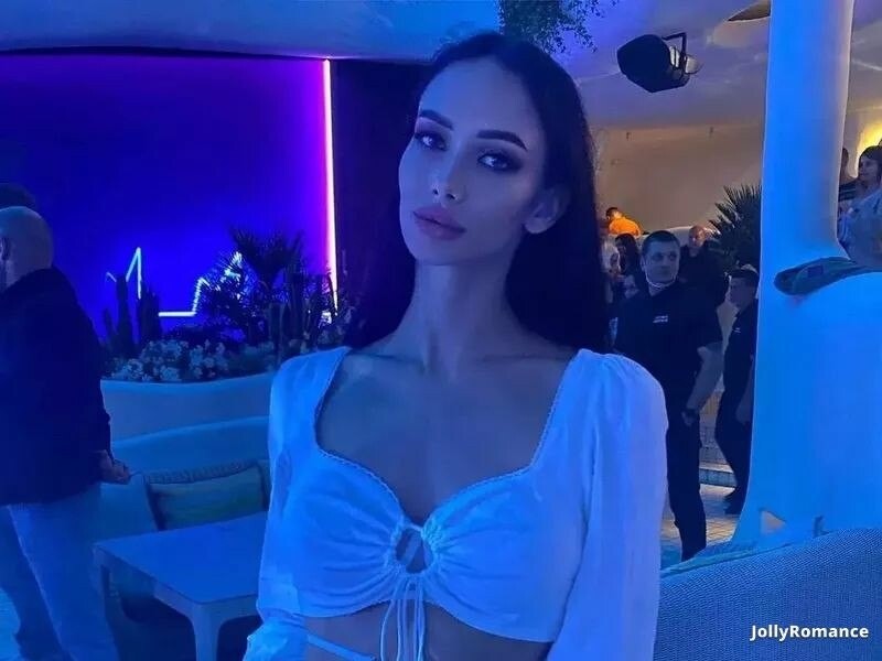 Valentina, 24